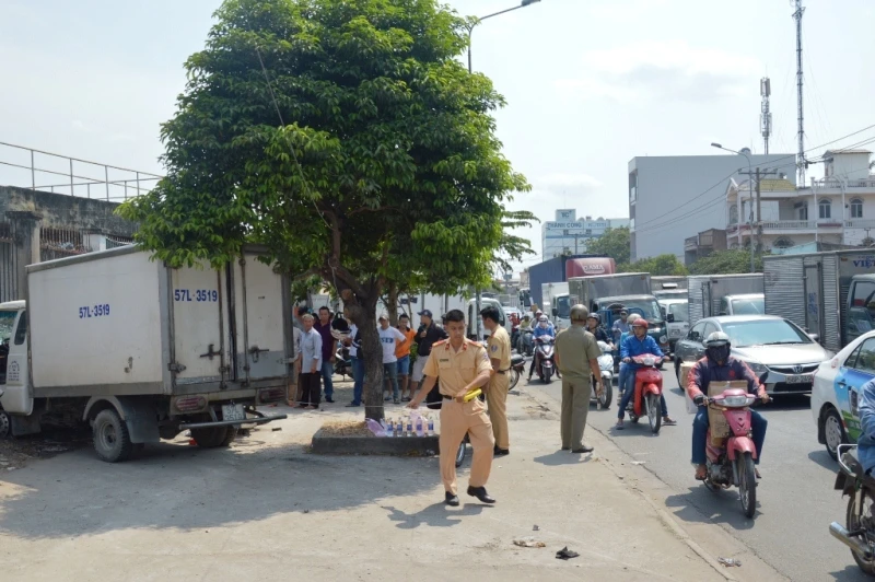 Xe tải ngược chiều cuốn 2 xe máy vào gầm ảnh 2